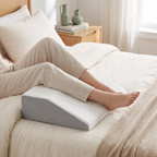 Coussin cale-jambes incliné Posturly – en situation