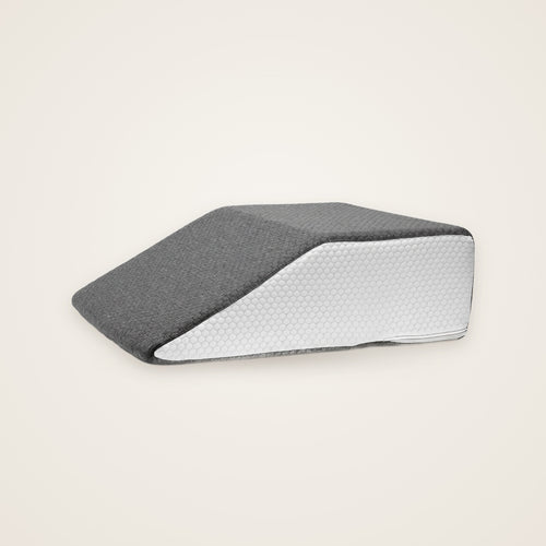 Coussin cale-jambes incliné Posturly – photo studio