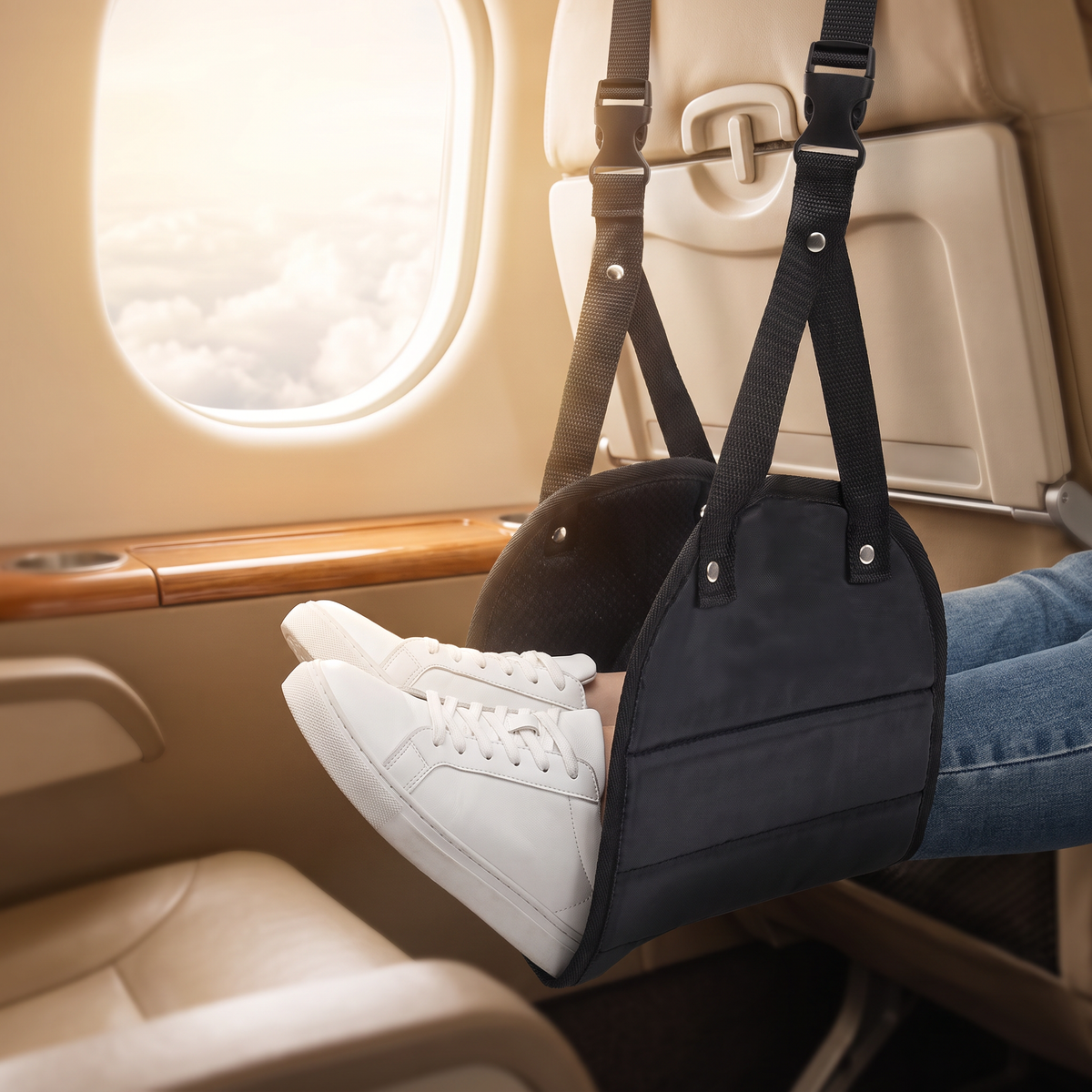 Repose-pieds de voyage suspendu Posturly – en situation